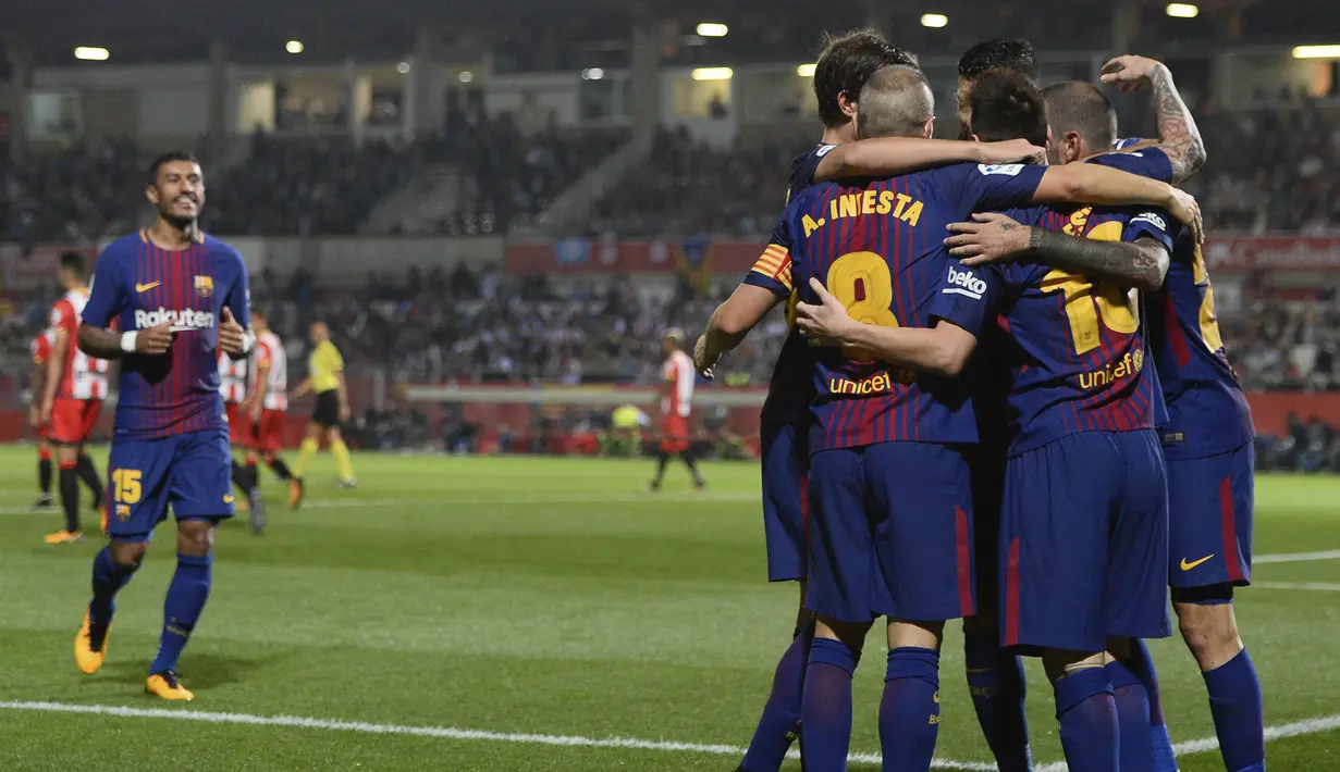 Para pemain Barcelona merayakan gol yang dicetak Luis Suarez ke gawang Girona pada laga La Liga Spanyol di Stadion Montilivi, Girona, Sabtu (23/9/2017). Girona kalah 0-3 dari Barcelona. (AFP/Josep Lago)