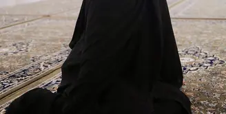 Selama umrah, gaya hijab Alyssa Daguise menjadi sorotan karena sederhana namun tetap elegan. Di Masjid Nabawi, ia terlihat mengenakan abaya hitam dengan hijab serasi, lengkap dengan kacamata hitam yang membuat tampilannya terlihat modern. Ekspresi khusyuk dan ketenangan yang terpancar dari dirinya mencerminkan kedamaian spiritual yang ia rasakan. (Liputan6.com/IG/@alyssadaguise)