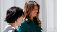 Istri Presiden AS, Donald Trump, Melania Trump saat mendampingi istri Perdana Menteri Jepang Shinzo Abe, Akie di Museum Flagler di Palm Beach, Florida (18/4). Akie berkunjung ke AS untuk mendampingi suaminya PM Shinzo Abe. (AFP/Rhona Wise)