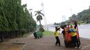Petugas kebersihan membersihkan sampah di kawasan Monas, Jakarta, Senin (3/11). Kesigapan petugas kebersihan pasca reuni 212 membuat kawasan tersebut kembali bersih meskipun sehari sebelumnya dipenuhi ratusan ribu orang. (Liputan6.com/Immanuel Antonius)