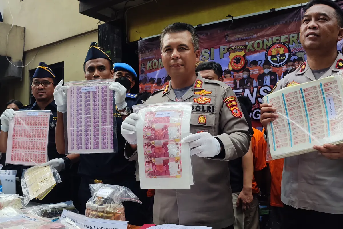 Polisi membongkar jaringan pembuatan dan peredaran uang palsu di Bogor, Jawa Barat. (Liputan6.com/Achmad Sudarno)