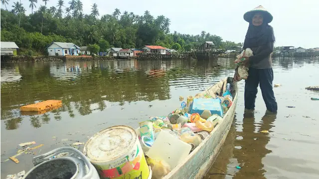 Cerita Janda Tua Jadi Anggota Geng Pemulung di Teluk Kendari