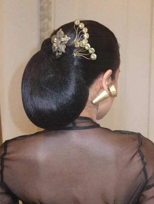 <p>Rambutnya ditata sanggul perempuan Bali oleh @ardndut. Tatanan rambut semakin stunning dengan beberapa tusuk konde warna gold. [@maudyayunda]</p>