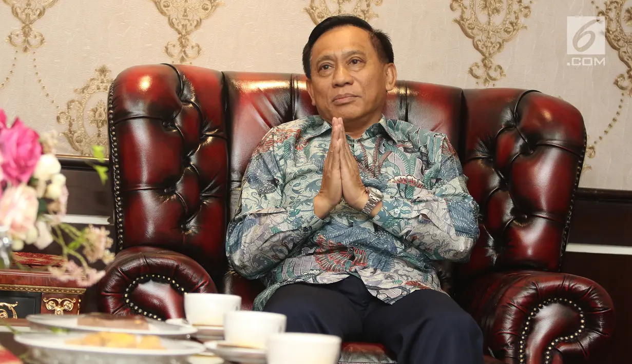 Direktur SCM yang juga Presiden Direktur Indosiar, Imam Sudjarwo menggelar silaturahmi dengan Kapolda Metro Jaya Irjen Gatot Eddy Pramono di Jakarta, Senin (15/7/2019). Pertemuan membahas diantaranya saling memberikan masukan dan peningkatan kerjasama keduabelah pihak. (Liputan6.com/Herman Zakharia)