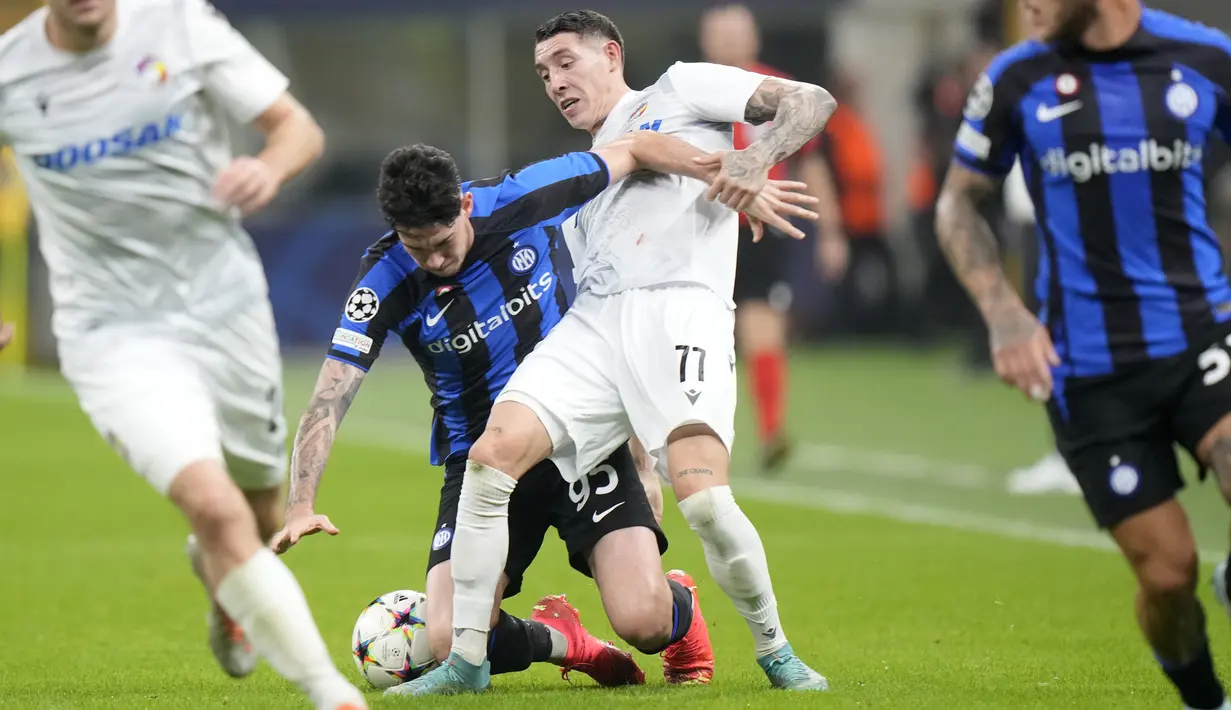 Gelandang Viktoria Plzen Erik Jirka berebut bola dengan bek Inter Milan Alessandro Bastoni  pada laga matchday 5 Grup C Liga Champions 2022/2023 di Giuseppe Meazza, Kamis (27/10/2022) dini hari WIB.  Dua gol Inter Milan lainnya masing-masing dicetak oleh Henrikh Mkhitaryan dan Romelu Lukaku. (AP Photo/Luca Bruno)