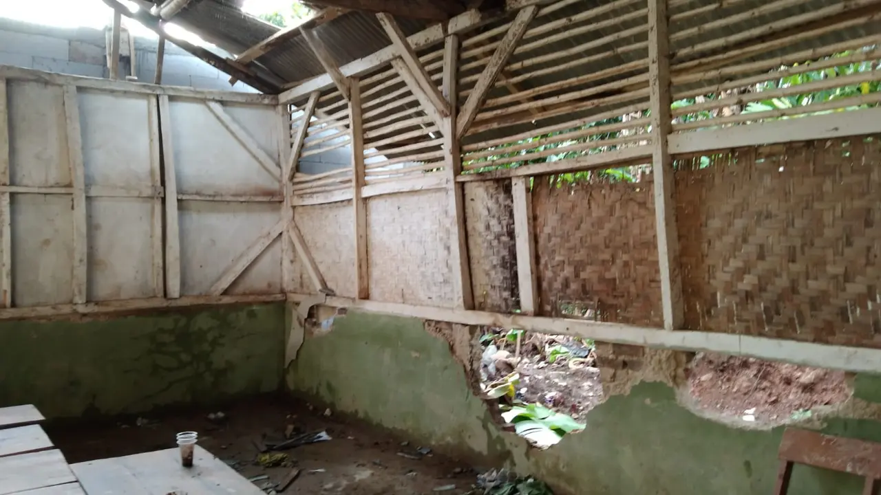 Kondisi bangunan Madrasah Tsanawiyah (MTs) Darul Munajjah Peundeuy, Garut, Jawa Barat cukup memprihatikankan. Dindin tembok, dengan atap asbes yang nyaris ambruk.