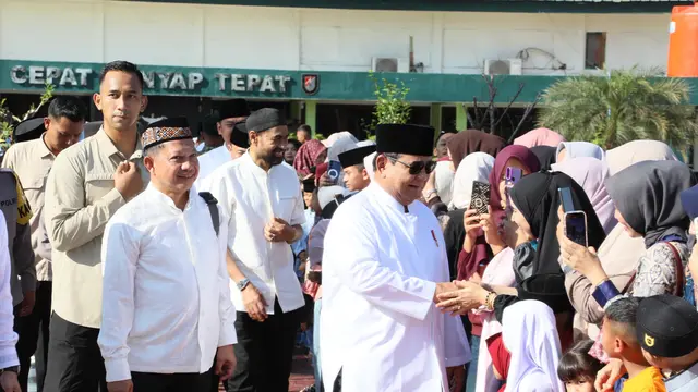 Kasatgas Tito dan Presiden Prabowo Salat Idulfitri Bersama Warga di Huntara Aceh Tamiang