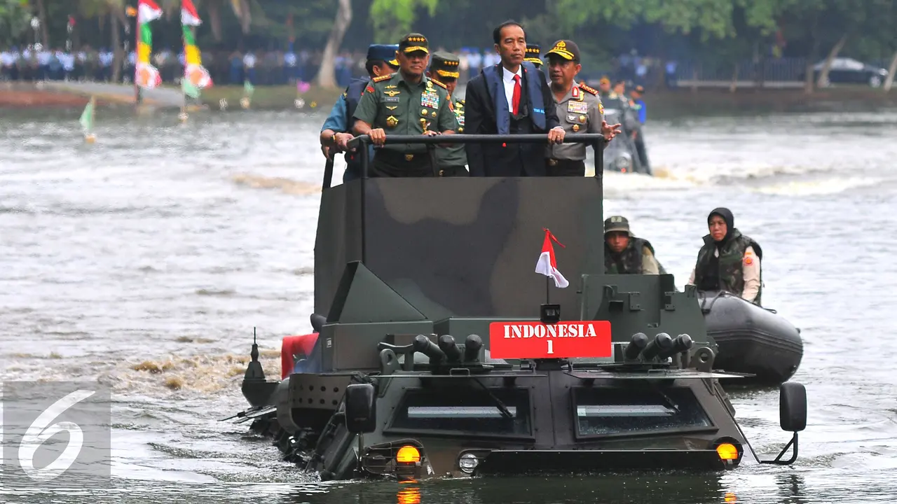 2010116-Jokowi-Naik-Amfibi-AY1