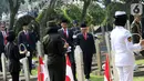 Presiden Joko Widodo bersama Wakil Presiden Ma'ruf Amin bersiap melakukan tabur bunga usai upacara peringatan Hari Pahlawan Nasional di Taman Makam Pahlawan (TMP) Utama Kalibata, Jakarta Selatan, Minggu (10/11/2019). (Liputan6.com/Herman Zakharia)