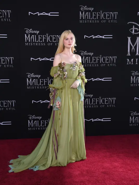 Aktris AS Elle Fanning berpose di karpet merah saat menghadiri pemutaran perdana film Disney "Maleficent: Mistress of Evil" di Teater El Capitan di Hollywood (30/9/2019). Di film "Maleficent: Mistress of Evil" Elle Fanning kembali berperan sebagai Putri Aurora. (AFP Photo/Valerie Macon)