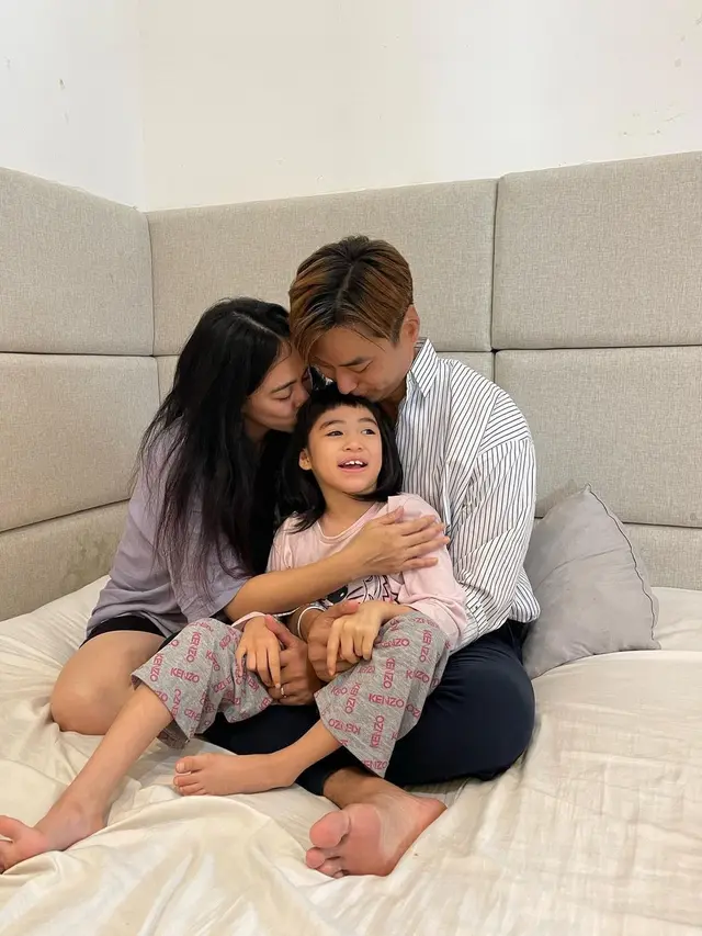 10 Potret Jevier Justin dan Istri saat Momong Anak yang Idap Cerebral Palsy, Penuh Kesabaran