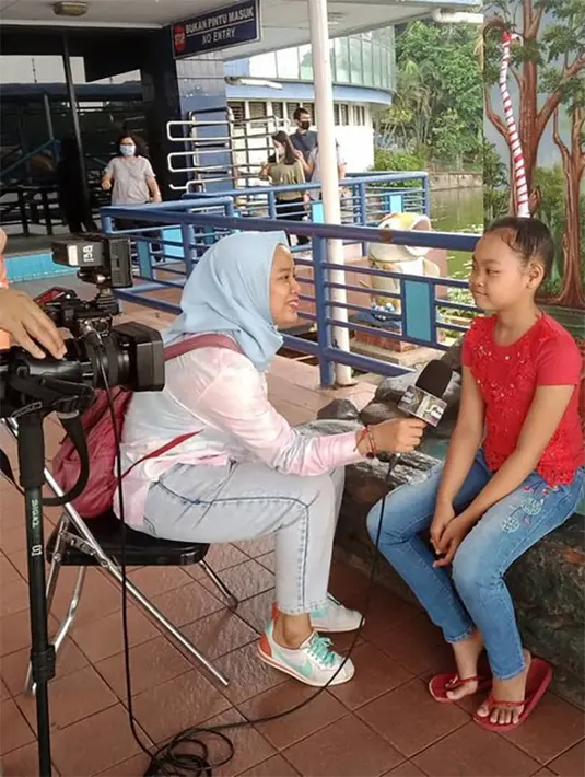 Saat wawancara, Misca kerap berdandan dengan model rambut di kuncir dan menjulang tinggi. Yang juga menjadi ciri khas dan membuat namanya populer. [Instagram/misca_fortuna.mancung]