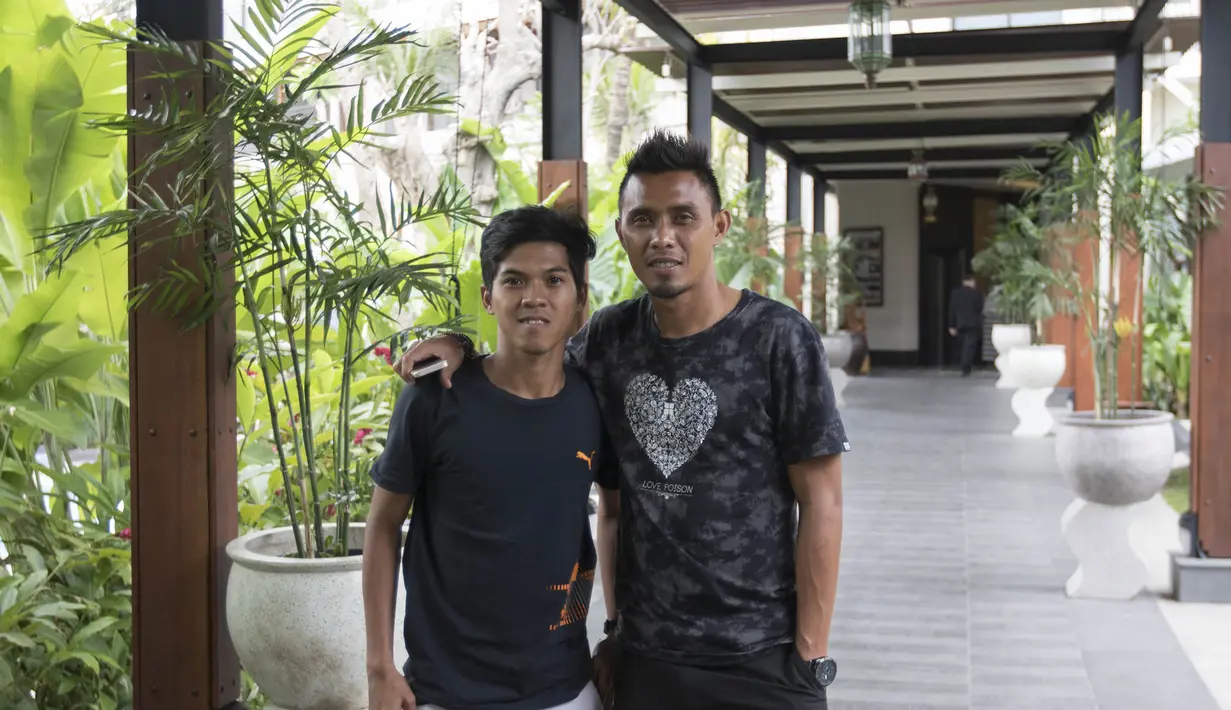 Pemain Persija, Maman Abdurahman dan Aldi Al Achy, tampak santai di Hotel Ijen Suites, Malang, Jumat (20/11/2015). (Bola.com/Vitalis Yogi Trisna)
