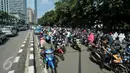 Kondisi arus lalu lintas di depan TPU Karet Bivak, Jakarta, Rabu (6/7). Padatnya peziarah menyebabkan arus lalu lintas di depan TPU menjadi tersendat karena warga memarkir kendaraan di badan jalan. (Liputan6.com/Yoppy Renato)
