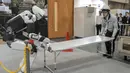 Robot membantu memindahkan sebuah meja. (Richard A. Brooks/AFP)