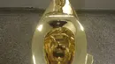 Penampakan kloset berlapis emas 18 karat di salah satu toilet di Museum Guggeinheim, New York, Kamis (15/9). Sang perancang kloset menyebut mahakarya itu terinspirasi dari ketidaksetaraan ekonomi yang terjadi di tengah masyarakat. (William EDWARDS/AFP)