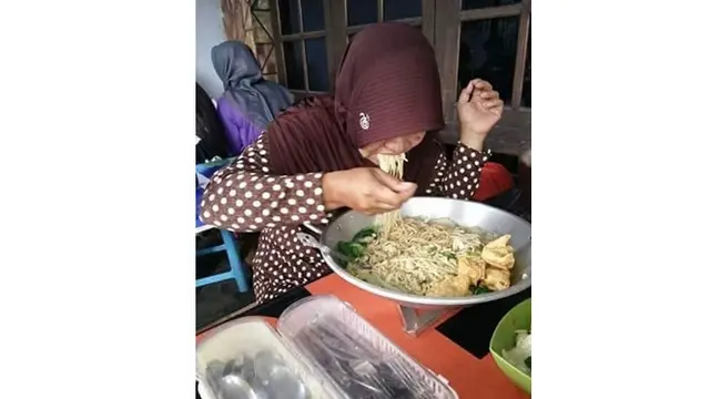 6 Potret Nyeleneh Taruh Makanan di Tempat Tak Semestinya