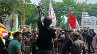 Mahasiswa Jebol Pagar dan Masuk Gedung Pemkab Serang. (08/10/2024). (Yandhi Deslatama/Liputan6.com).