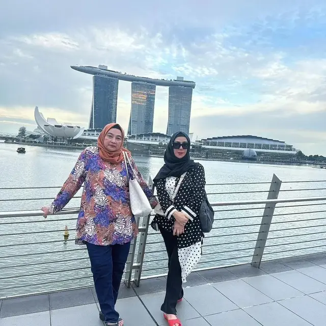 Ibu Jeje Govinda bersama besan liburan ke Singapura (Instagram/ faridabudyarti50)