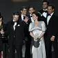 Amy Sherman-Palladino dan Daniel Palladino dan para pemain The Marvelous Mrs. Maiselmenerima piala penghargaan untuk kategori Outstanding Comedy Series di Emmy Awards 2018 [foto: AFP]