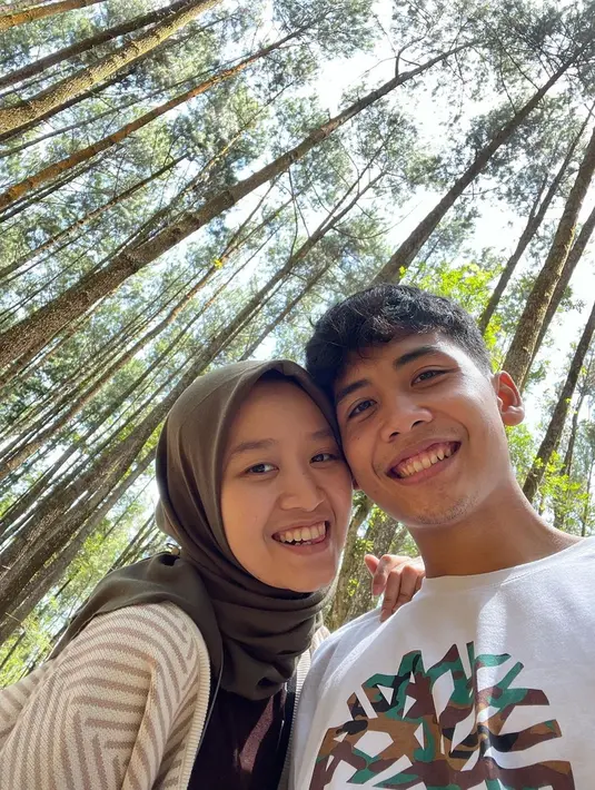 Bintang Emon terlihat begitu sumringah saat bersama sang pujaan hati, Alca. Momen keduanya berlibur di Hutan Pinus Mangunan, Bantul ini mencuri perhatian. Senyum merekah keduanya menjadi bukti bahwa Bintang dan Alca terlihat bahagia. (Liputan6.com/IG/alcaoctvn)
