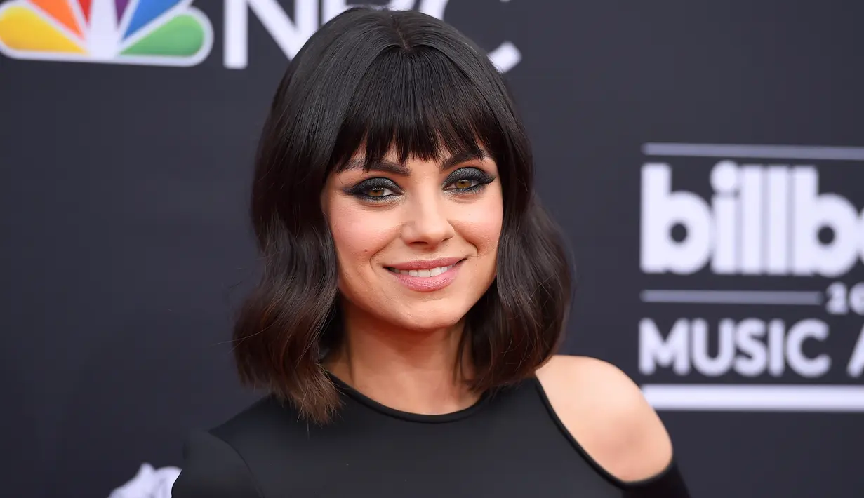 Aktris cantik Mila Kunis menghadiri acara Billboard Music Awards 2018 di MGM Grand Garden Arena, Las Vegas, Minggu (20/5). Tanpa kehadiran sang suami di sisinya, Mila Kunis sukses membuat pangling banyak orang. (Jordan Strauss/Invision/AP)