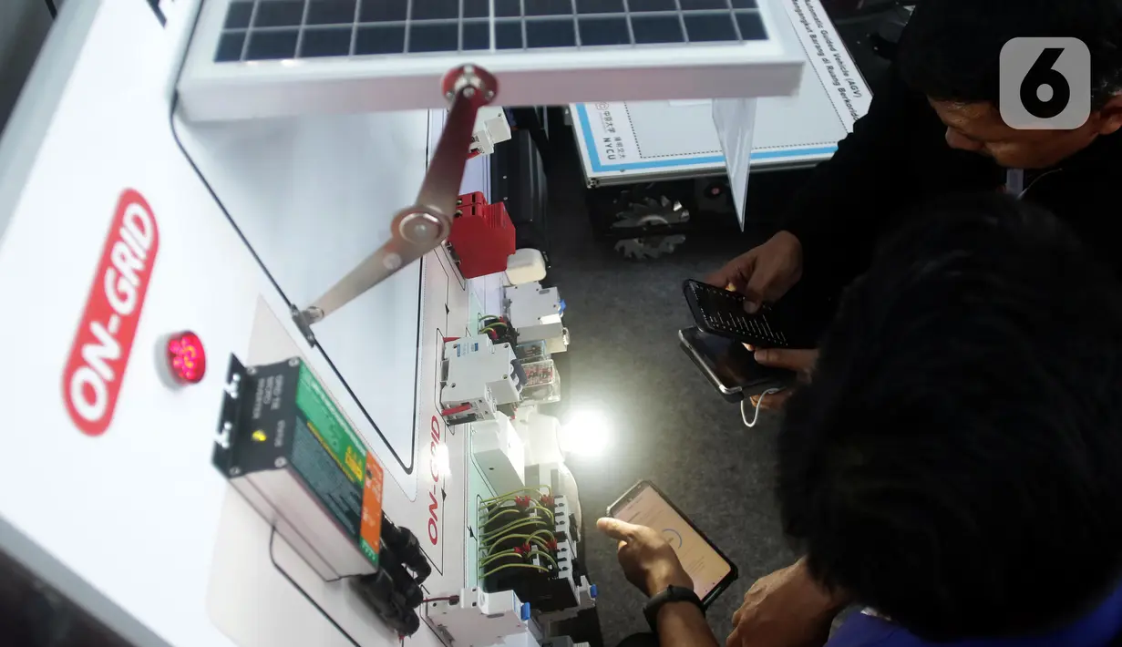 Mahasiswa menguji panel trainer PLTS saat pameran Riset dan Inovasi atau InaRI expo 2022 di  Inovation Convention Center, Cibinong Science Center, Kabupaten Bogor, Kamis (27/10/2022). InaRI Expo 2022 diharapkan menjadi etalase kemajuan riset dan inovasi teknologi di Indonesia, khususnya terkait tema “Digital, Blue, & Green Economy: Riset dan Inovasi untuk Kedaulatan Pangan dan Energi”. (Liputan6.com/Helmi Fithriansyah)