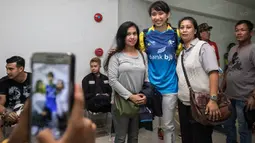 Yolla Yuliana yang merupakan pemain tim Jakarta PLN Electrik ini memang dikenal ramah kepada para penggemarnya. (Bola.com/Vitalis Yogi Trisna)
