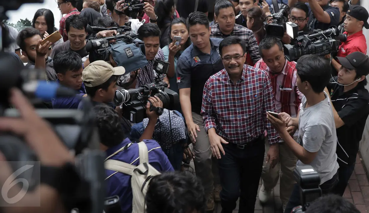 Sejumlah awak media saat bertanya ke Cawagub DKI Jakarta Djarot Saiful Hidayat saat tiba di Reskrimum Polda Metro Jaya, Jakarta, Senin (21/11). Djarot diperiksa sebagai saksi atas kasus penolakan kampanye di Kembangan Utara. (Liputan6.com/Gempur M Surya)
