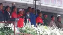 Presiden RI, Joko Widodo (ketiga kiri) bersama sejumlah menteri jelang menyaksikan langsung laga pembuka turnamen Piala Presiden 2018 di Stadion GBLA, Bandung, Selasa (16/1). Laga dimenangkan Persib 1-0 atas Sriwijaya FC. (Liputan6.com/Helmi Fithriansyah)