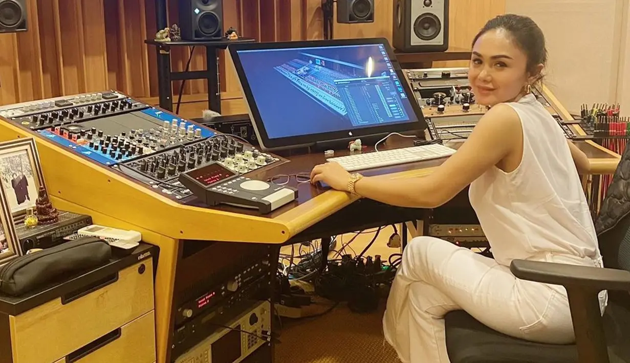 Melalui akun Instagram pribadinya, Yuni Shara terbilang aktif mengunggah gaya penampilannya. Bahkan, penampilannya menggunakan busana serba putih saat di studio rekaman tak lepas dari sorotan netizen. (Liputan6.com/IG/@yunishara36)