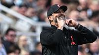 Pada musim ini, performa Liverpool tidak terlalu menggembirakan. The Reds harus berada di urutan ke-8 klasemen usai kalah dari klub promosi Liga Inggris 2022/2023, Nottingham Forest. Sorotan tajam juga mengarah ke pelatih mereka, Jurgen Klopp. Meski diprediksi belum akan kehilangan kursinya dalam waktu dekat, manajer asal Jerman tersebut perlu segera membalikkan keadaan. (AFP/Paul Ellis)