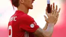 Zlatan Ibrahimovic bertepuk tangan menyapa para fans usai menjuarai Piala Community Shield di stadion Wembley, London, Inggris, (1/8). Ini  merupakan trofi pertama Ibrahimovic berseragam MU. (Reuters/Andrew Couldridge)