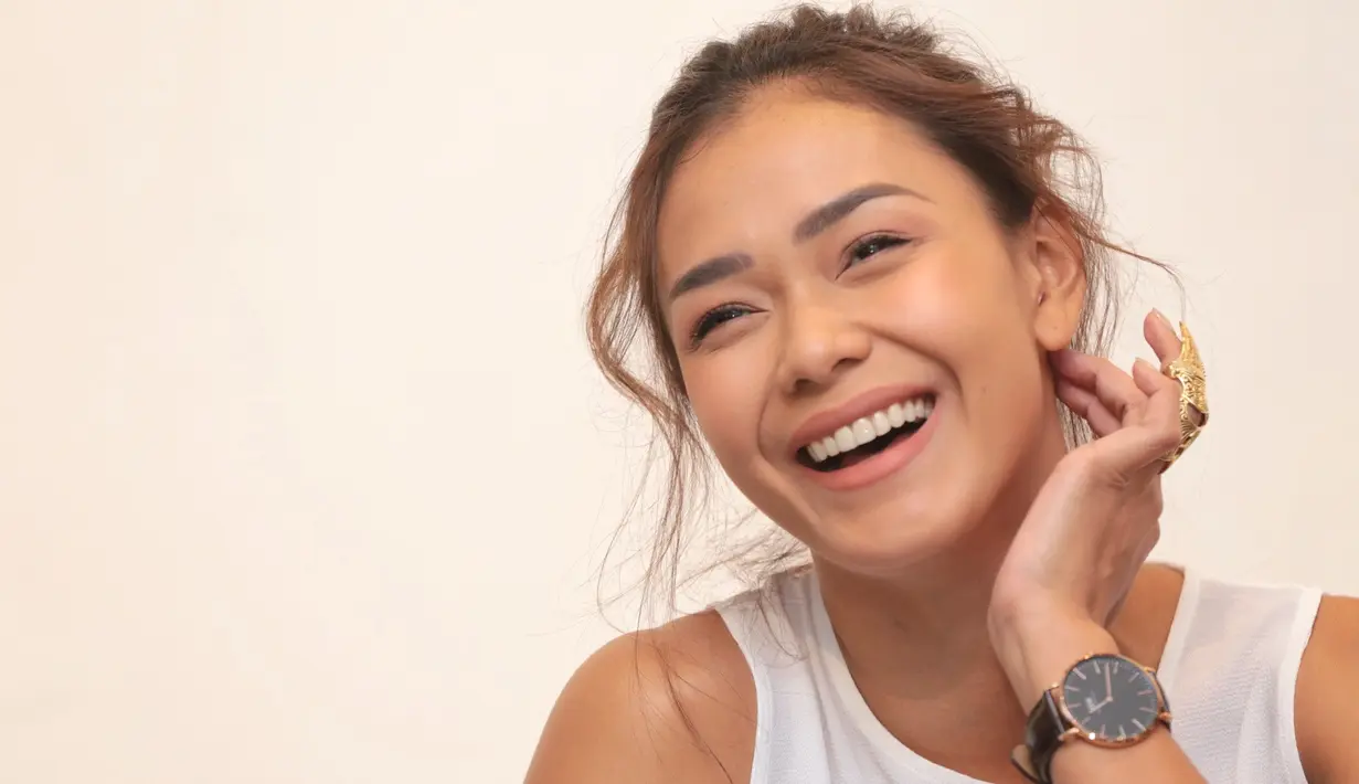 Di film ini, Alya melanjutkan study ke Swiss untuk belajar membuat cokelat. Orang tua Alya ingin putrinya meneruskan bisnis di Jakarta.  Swiss dipilih lantaran negara tersebut terkenal dengan cokelatnya. (Adrian Putra/Bintang.com)