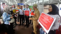 Dalam peringatan tersebut, petugas dan pekerja KRL Commuterline membacakan sekaligus mensosialisasikan kembali makna ikrar Sumpah Pemuda. (merdeka.com/Arie Basuki)