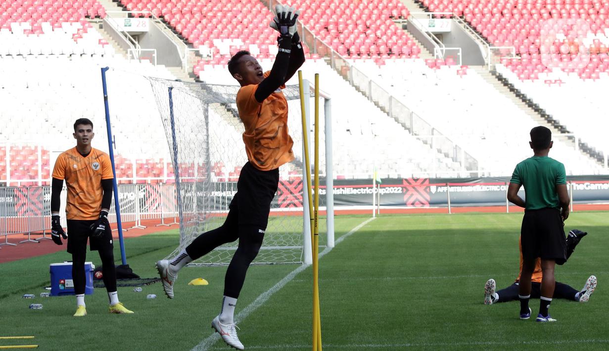 Penjaga gawang timnas Indonesia, Nadeo Argawinata (kiri) saat latihan jelang laga perdana Piala AFF 2022 di Stadion Utama Gelora Bung Karno, Jakarta, Selasa (20/12/2022). Timnas Indonesia akan berjuang pada turnamen Piala AFF 2022. Timnas Indonesia tergabung di grup A bersama Kamboja, Brunei Darussalam, Filipina, dan Thailand. (Liputan6.com/Helmi Fithriansyah)