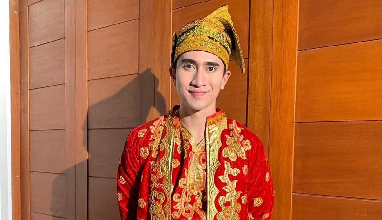 Ketampanan anak Venna Melinda kelahiran 11 September 1996 semakin terlihat saat mengenakan pakaian adat khas Minangkabau berwarna merah. Verrell banjir pujian saat mengunggah foto dirinya memakai pakaian adat ini. (Liputan6.com/IG/@bramastavrl)