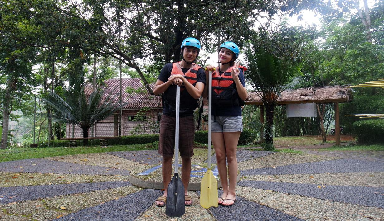 Krisshatta Luis Aveiro dan Hilda Vitria Khan berpose sebelum memulai arung jeram di Sungai Cicatih, Sukabumi, Sabtu (12/12/2015). (Bola.com/Arief Bagus)