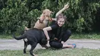 Devina Aureel merupakan seorang pencinta binatang. Ia kerap mengabadikan momen bermain bersama anjing peliharaa. Keakraban Devina dengan anjingnya ini menjadi bukti bahwa ia memang sosok yang dekat dan hangat meskipun kepada binatang. (Liputan6.com/IG/@devinaureel)