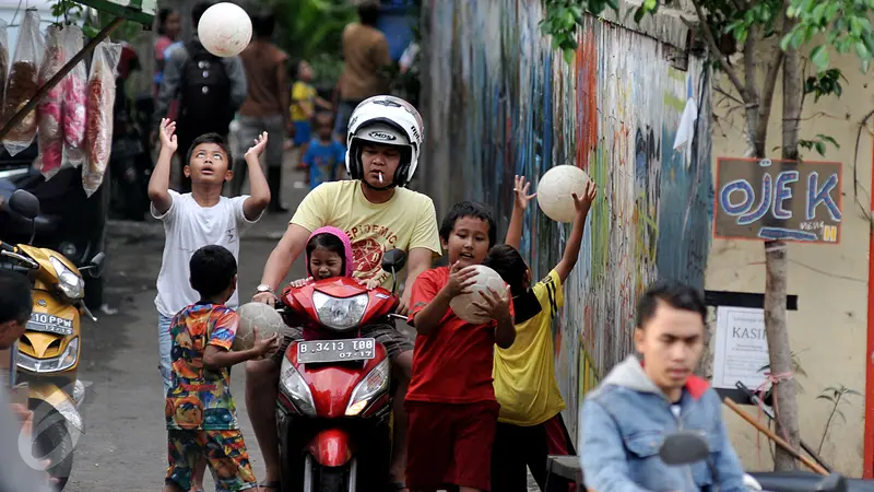 Minim Fasilitas, Bocah-bocah Ini Main Bola di Gang Sempit