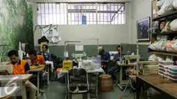 Penghuni Lembaga Permasyarakatan (Lapas) Salemba melakukan aktivitas menjahit untuk mengisi kegiatan mereka selama berada di dalam Lapas, Jakarta, Rabu (9/3/2016). (Liputan6.com/Yoppy Renato)