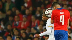 Bek Chile, Mauricio Isla (kanan) berebut bola udara dengan pemain Bolivia saat pertandingan Copa Amerika 2015 di Estadio Nacional, Santiago, Chile, (20/6/2015). Chile menang telak 5-0 atas Bolivia. (REUTERS/Henry Romero)