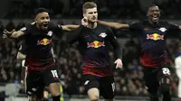 Penyerang RB Leipzig, Timo Werner (tengah) berselebrasi usai mencetak gol lewat titik penalti ke gawang Tottenham Hotspur pada pertandingan leg pertama 16 besar Liga Champions di Stadion Tottenham,  London, Inggris, Rabu (19/2/2020). RB Leipzig Menang atas Tottenham 1-0. (AP Photo/Matt Dunham)