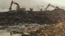 Petugas pemadam kebakaran dan alat berat  berusaha memadamkan api di Tempat Pembuangan Akhir (TPA) Jatiwaringin, Kabupaten Tangerang, Banten, Jumat (03/07/2026). (Merdeka.com/ Arie Basuki)