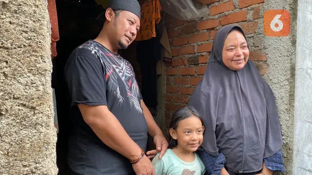 Nurin Elvani bocah berumur 7 tahun penjual keripik bersama kedua orang tuanya, di kediamannya Jalan Gotong Royong Kecamatan Gunungpuyuh Kota Sukabumi (Liputan6.com/Fira Syahrin).