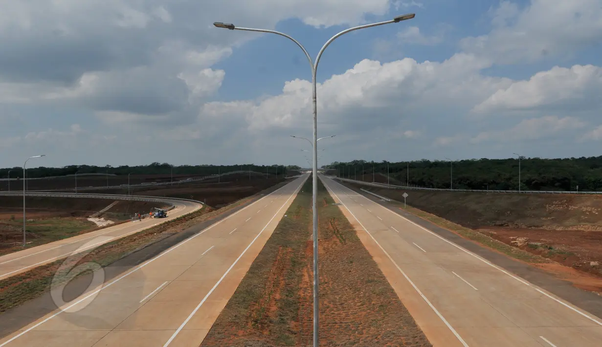 Jalan Tol Cipali (Cikampek - Palimanan) memiliki dua lajur disetiap jalurnya di Palimanan, Cirebon, Jawa Barat, Kamis (6/5/2015). Jalan tol sepanjang 116 km ini akan digunakan pada arus mudik. (Liputan6.com/Andrian M Tunay)