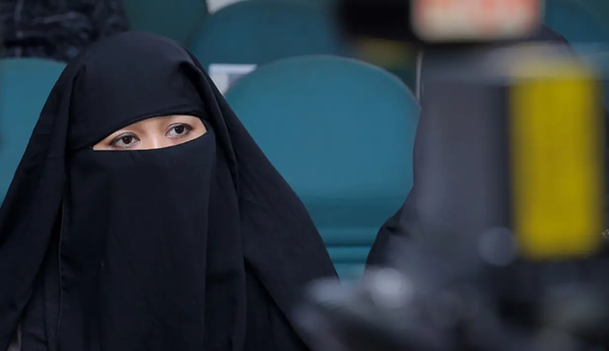 "Bukan (Yulia Mochamad). Nggak kenal saya sumpah. Di sosmed deh buka deh," jelas Ina Rachman. (Deki Prayoga/Bintang.com)