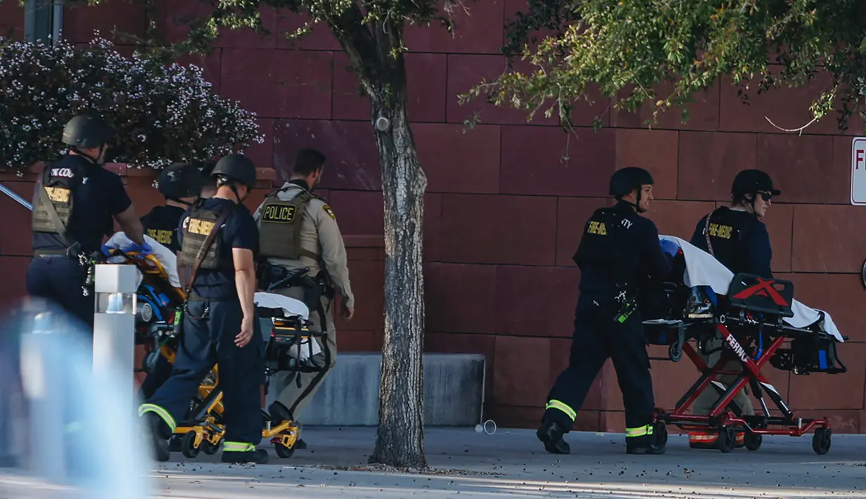 Dia mengatakan petugas menemukan dan "terlibat" dengan seorang tersangka, yang sekarang sudah tewas. Belum dijelaskan bagaimana tersangka kehilangan nyawa. (Madeline Carter/Las Vegas Review-Journal via AP)