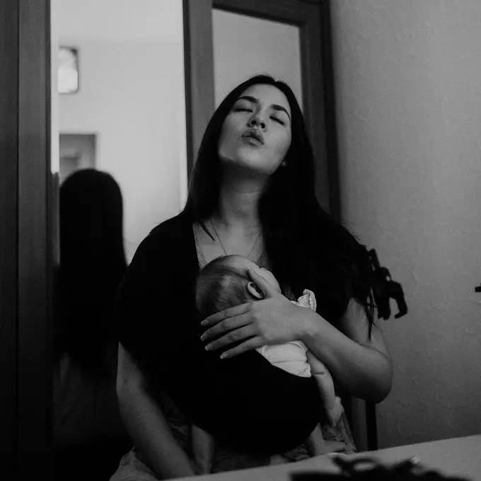 Raisa unggah foto menggendong Zalina saat bayi. Kini sudah berusia lima tahun. [Foto: Instagram/raisa6690]