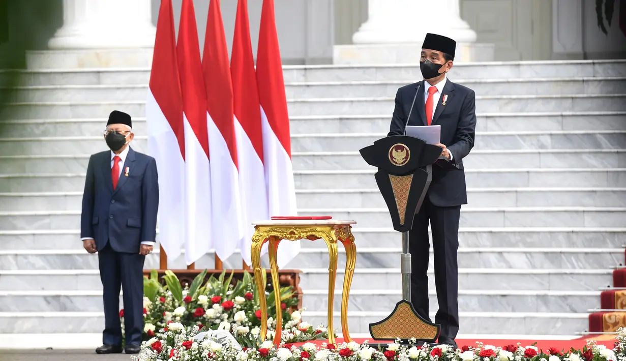 Presiden Joko Widodo atau Jokowi (kanan) didampingi Wakil Presiden Ma'ruf Amin menyampaikan pidato saat menjadi inspektur upacara HUT ke-76 TNI di halaman Istana Merdeka, Jakarta, Selasa (5/10/2021). (Foto: Istana Kepresidenan)